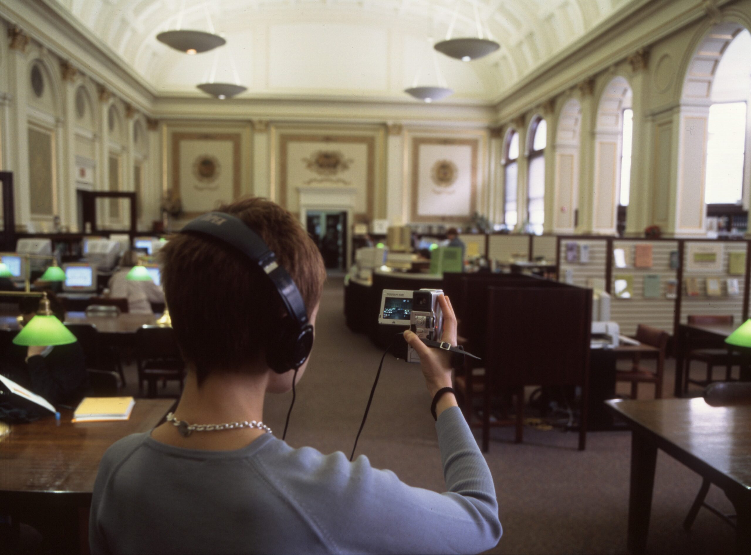 Janet Cardiff In Real Time, 1999 Video walk Duration: 18 minutes Commissioner: Curated by Madeleine Grynsztejn for the 53rd Carnegie International at Carnegie Library. © Janet Cardiff; Courtesy of the artist and Luhring Augustine, New York. 